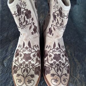 Taos Embroidered Suede Ankle Boots – Made in Portugal – EU 39 / US 8.5